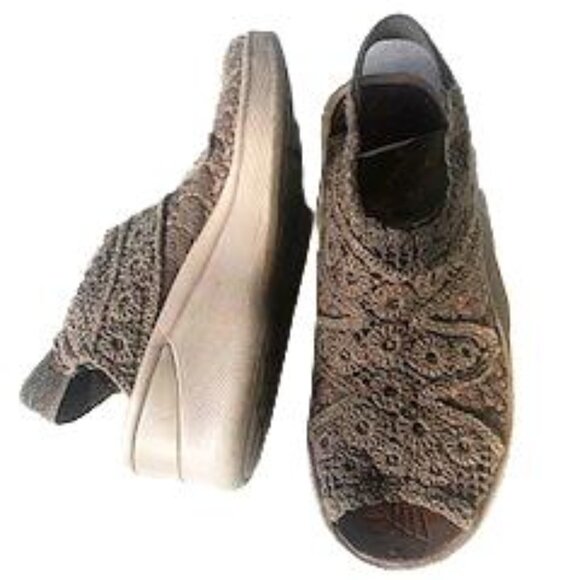 BZEES Shoes - Sandal,  Crochet Top, Sz 7M